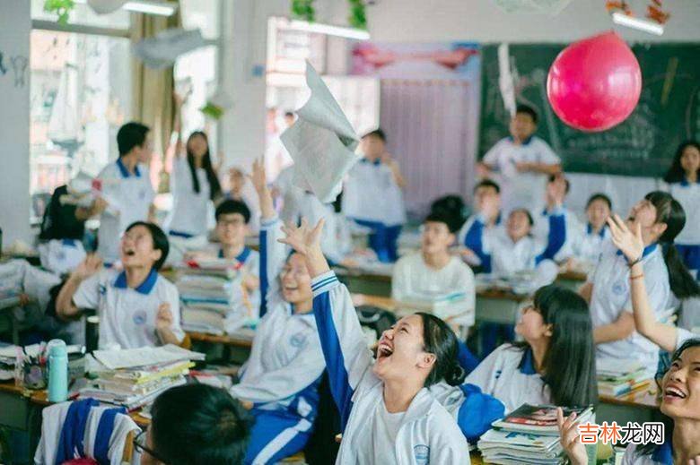 学生们在操场上大喊大叫，嘲笑女老师没对象，网友的留言太逗了！