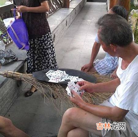 幽默搞笑段子：奶奶以为我和牛聊天，其实我放牛时用蓝牙耳机聊天