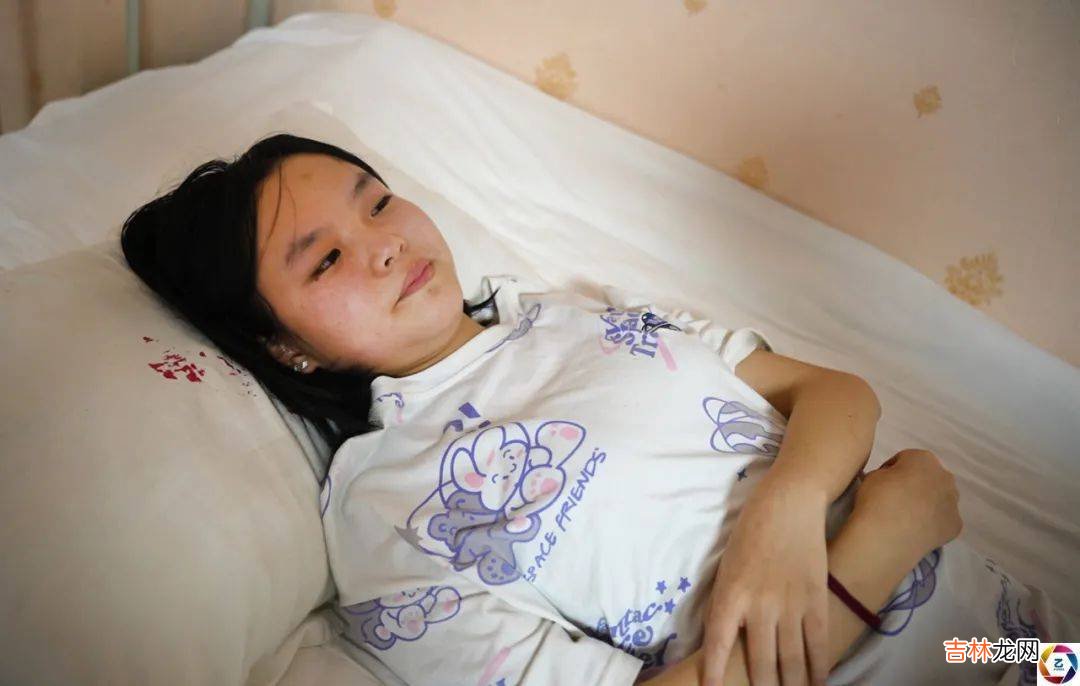 14岁少女天生丽质，独自在医院照顾自己，说起爸爸泪如雨下