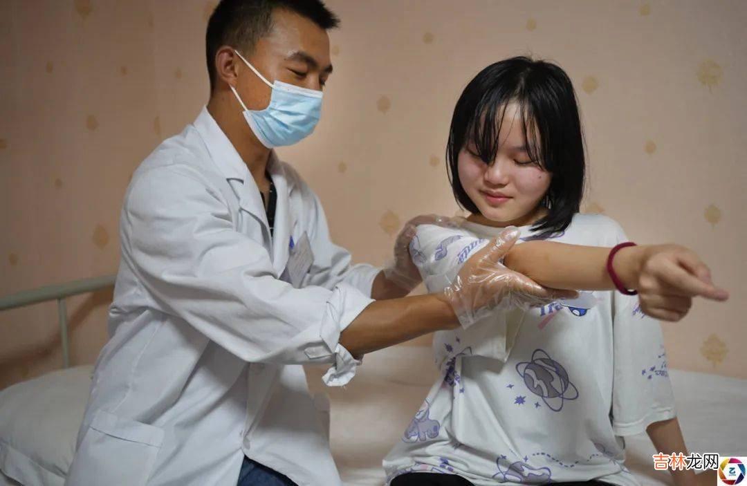 14岁少女天生丽质，独自在医院照顾自己，说起爸爸泪如雨下