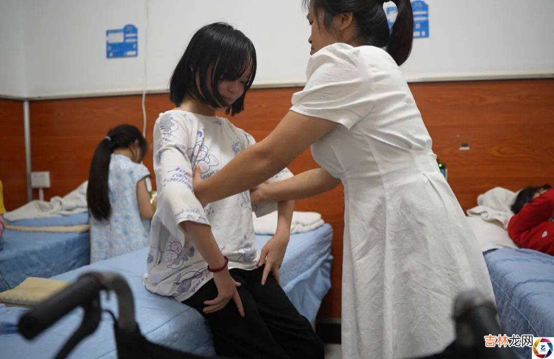 14岁少女天生丽质，独自在医院照顾自己，说起爸爸泪如雨下