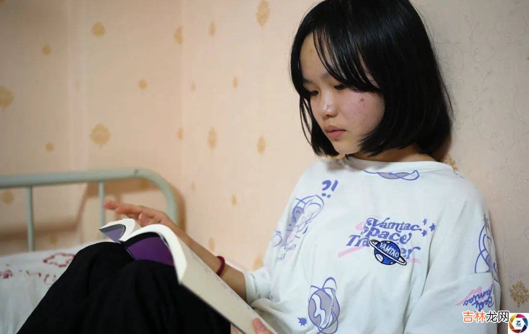 14岁少女天生丽质，独自在医院照顾自己，说起爸爸泪如雨下