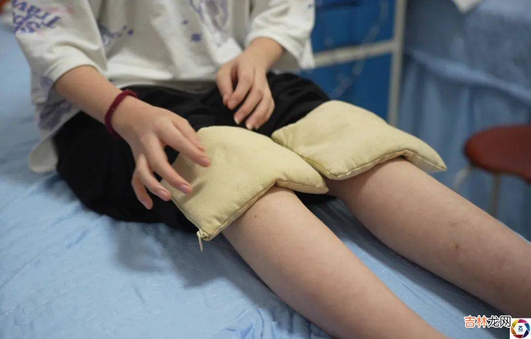 14岁少女天生丽质，独自在医院照顾自己，说起爸爸泪如雨下