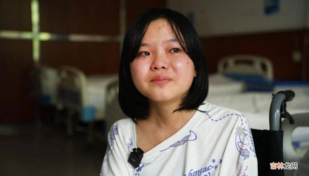 14岁少女天生丽质，独自在医院照顾自己，说起爸爸泪如雨下