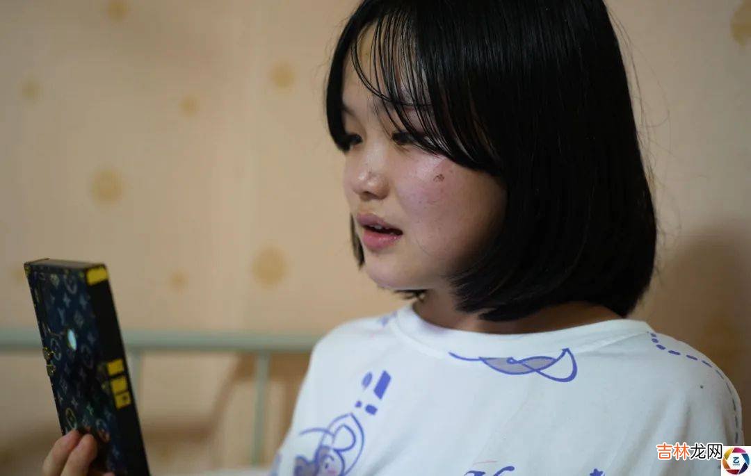 14岁少女天生丽质，独自在医院照顾自己，说起爸爸泪如雨下