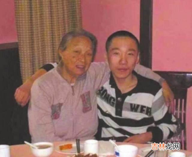 她是国家一级演员，去世时少有人知，孙子因救人殉职被称大英雄