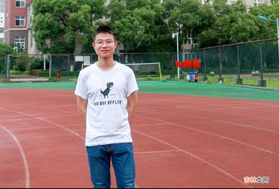 江西男孩高考复读704分进北大，父母是英语老师，毕业获唯一特等奖
