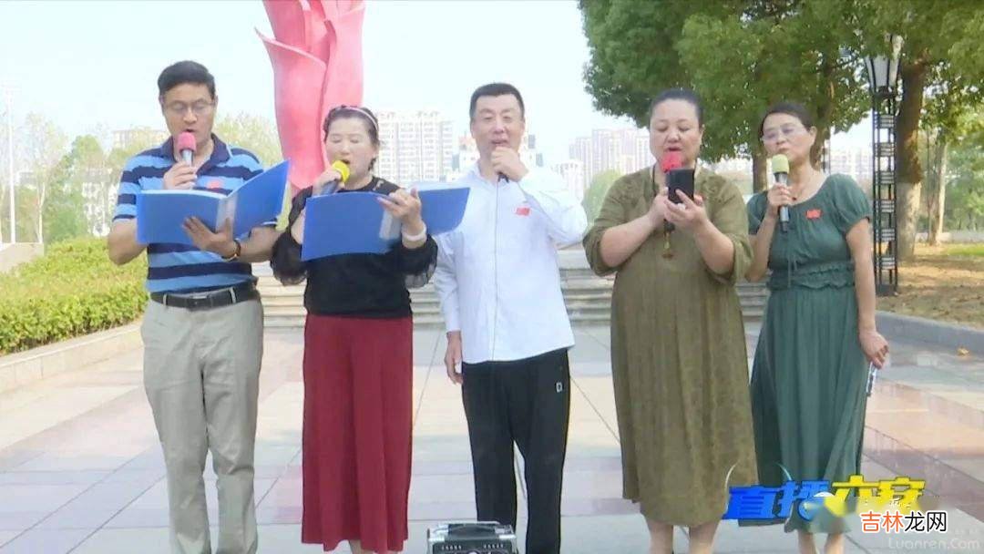 红旗鲜花迎国庆 皋城大地别样红