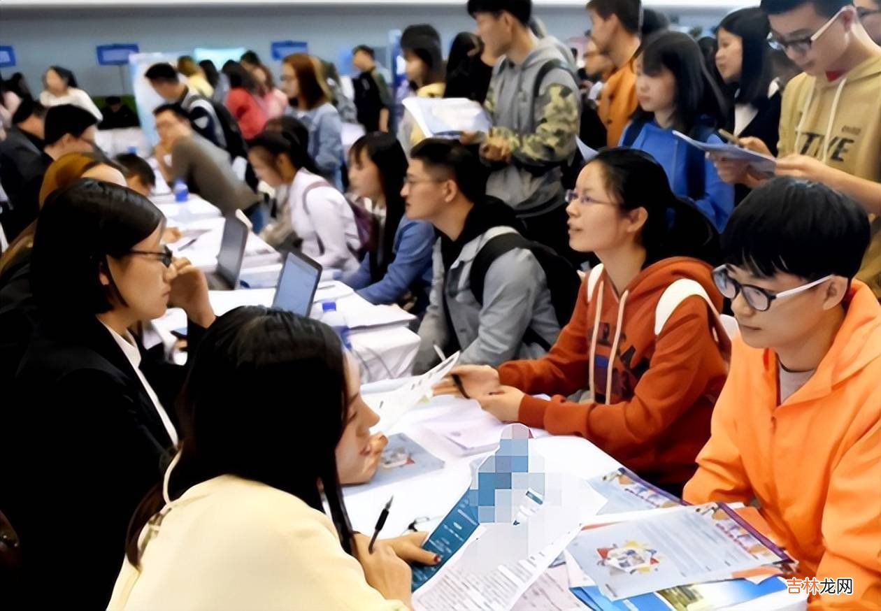 “你父母在什么单位”？大学生面试被问，高情商回答被录取