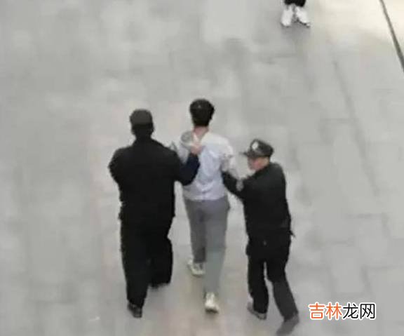 大学男生将硫酸泼向女生，现场一片混乱：教孩子高情商比成绩重要