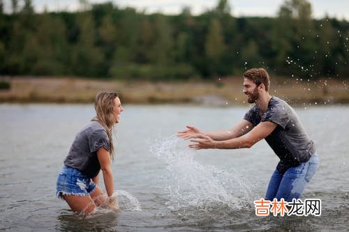 女生其实是比较信赖星座恋爱一说的 因为在她眼中，你就是最好的选择
