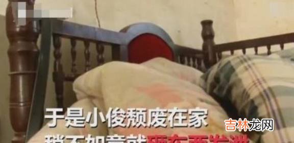 22岁儿子亲眼目睹母亲出轨后，开始混吃等死，靠残疾父亲低保生存