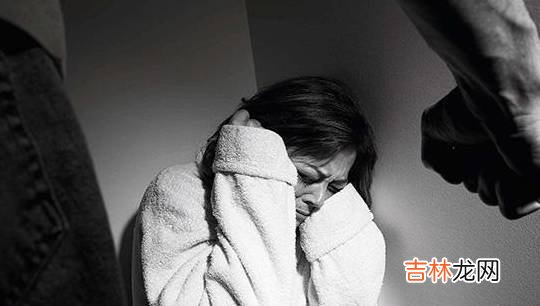 22岁儿子亲眼目睹母亲出轨后，开始混吃等死，靠残疾父亲低保生存