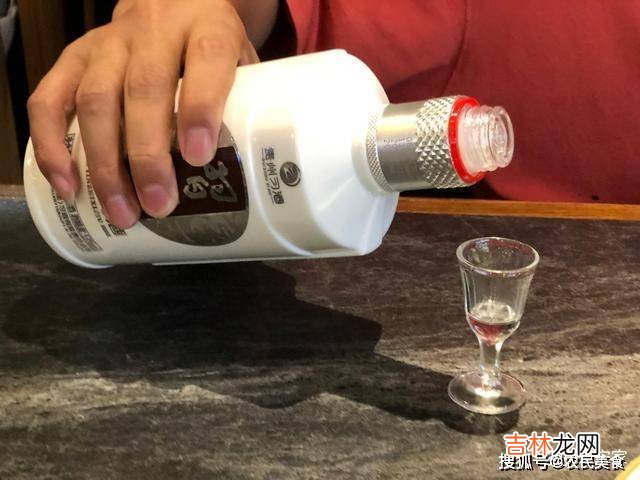 下馆子还得是东北菜，1道菜，肉、菜、面食都有了，老公：实惠！