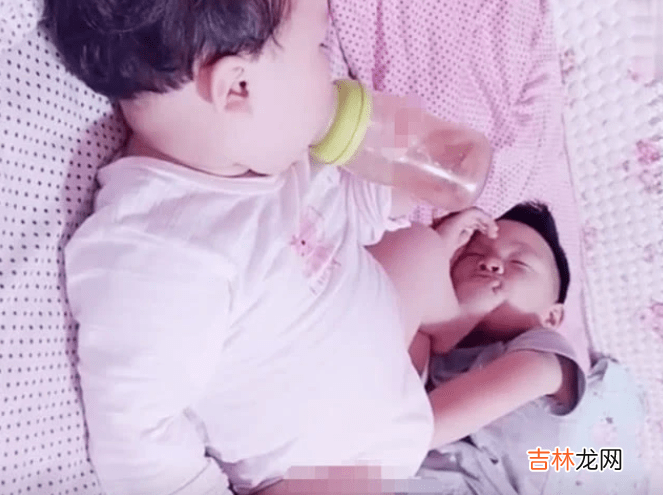 让兄妹俩一起睡午觉，妈妈推开门，这画面妈妈都看不下去了