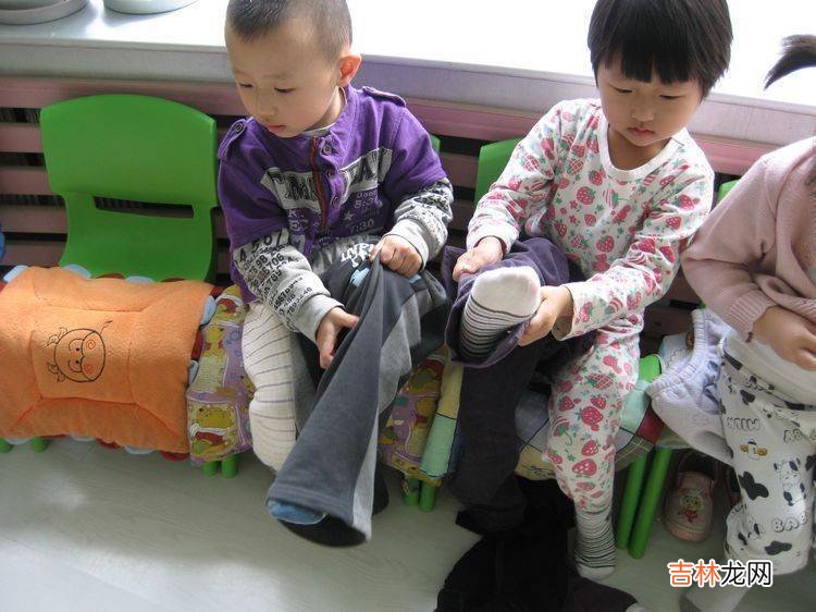气温忽高忽低，抵御“秋老虎”不要给娃过度保暖，秋季穿衣有妙招