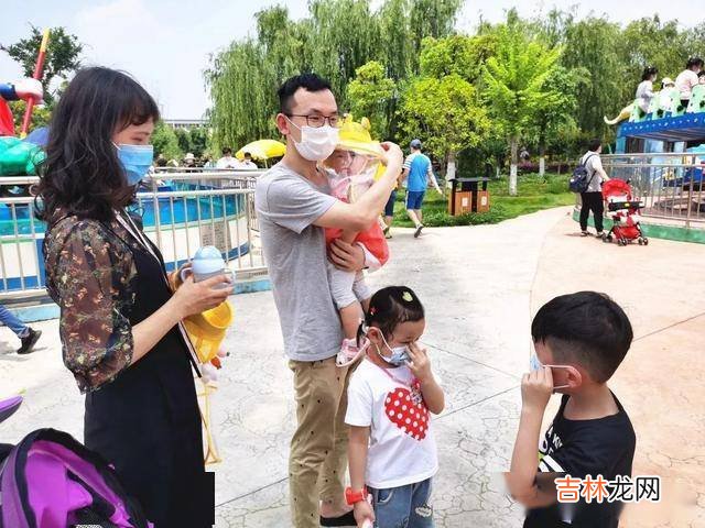 气温忽高忽低，抵御“秋老虎”不要给娃过度保暖，秋季穿衣有妙招