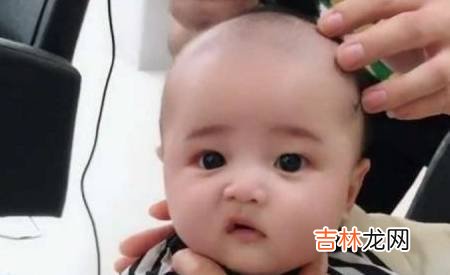 孩子剪头发太困难？宝妈这样做，孩子乖乖接受发型管理