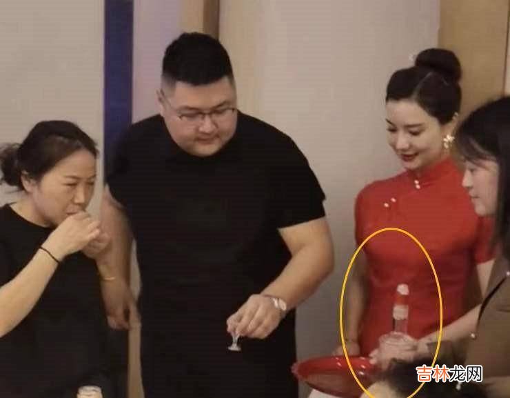 千万级网红猴哥大婚，婚礼阵仗堪称豪华，妻子何钰欣疑似已怀孕