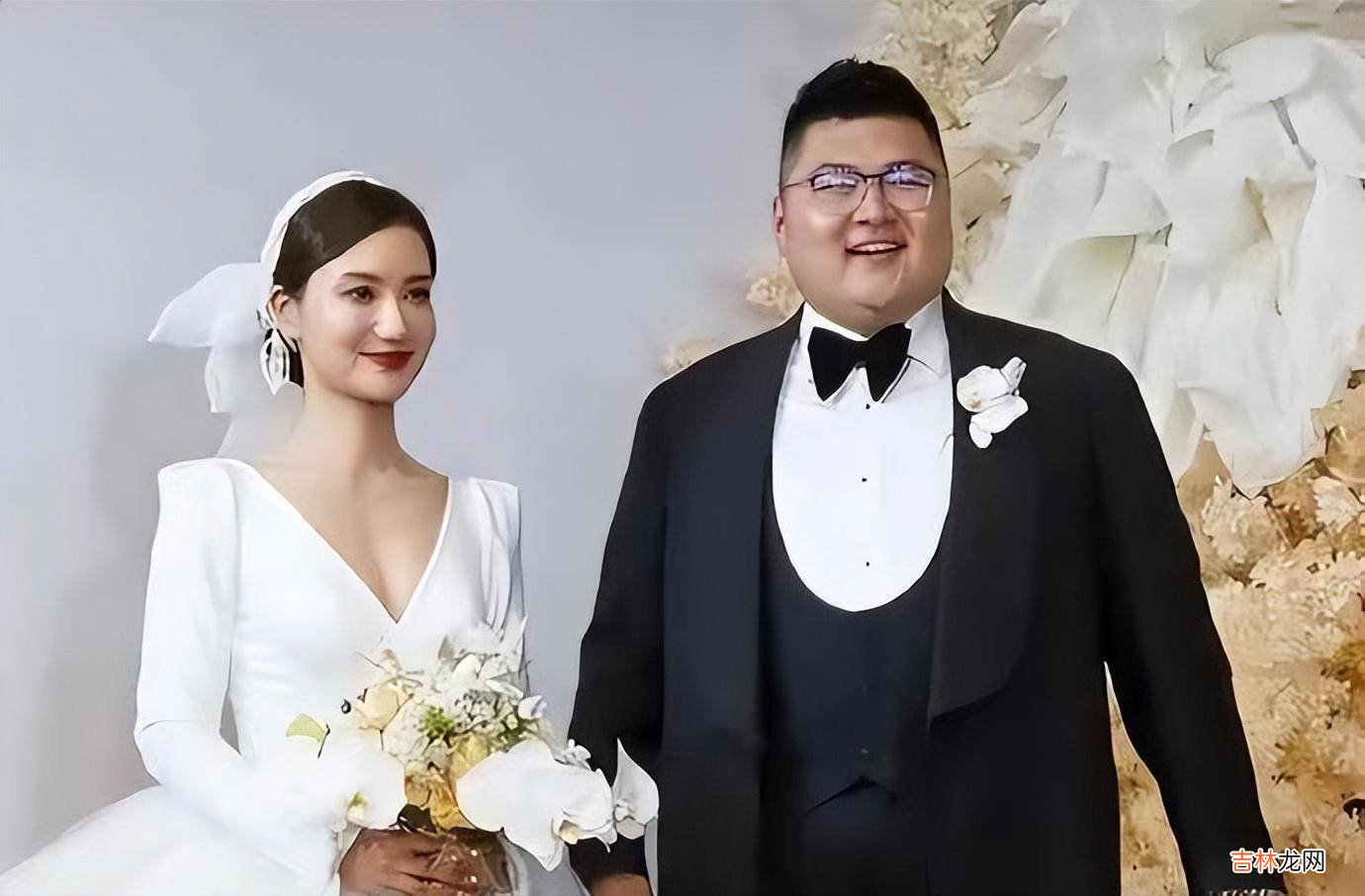 千万级网红猴哥大婚，婚礼阵仗堪称豪华，妻子何钰欣疑似已怀孕