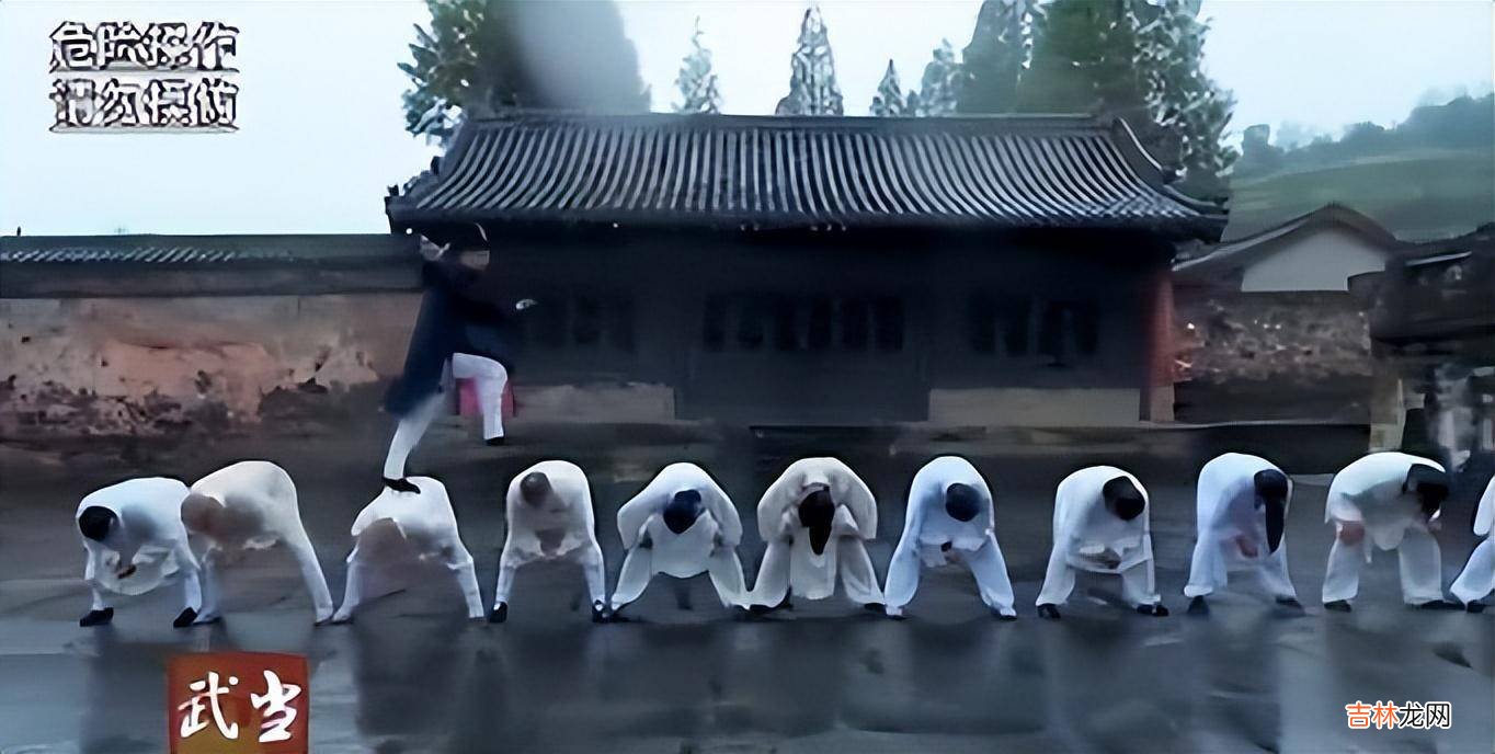 武当陈师行的封神场面：嘴上说相信科学，转头却从19米悬崖跳下