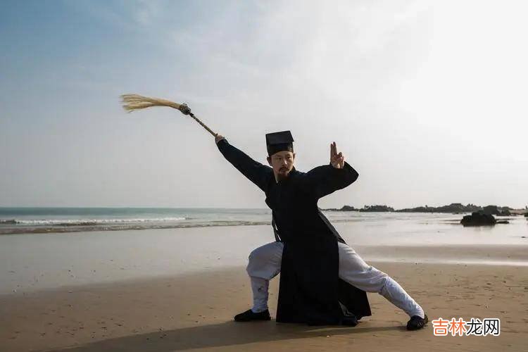 武当陈师行的封神场面：嘴上说相信科学，转头却从19米悬崖跳下