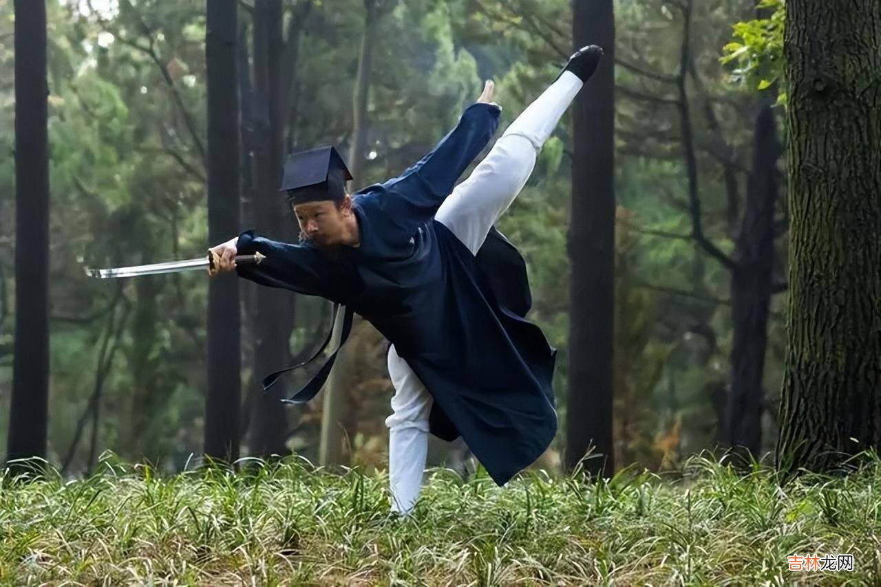 武当陈师行的封神场面：嘴上说相信科学，转头却从19米悬崖跳下