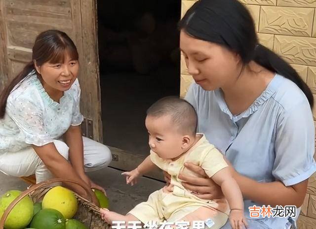 牛爱芳带着家人去海南旅游，却没有见到小春花和二宝，网友：离婚了？