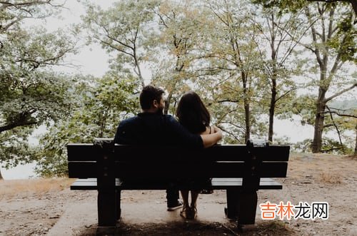 水瓶女应该是最不喜欢粘着男友的女生了 水瓶座很聪明,知道两个人只有互相尊重才能走得长久
