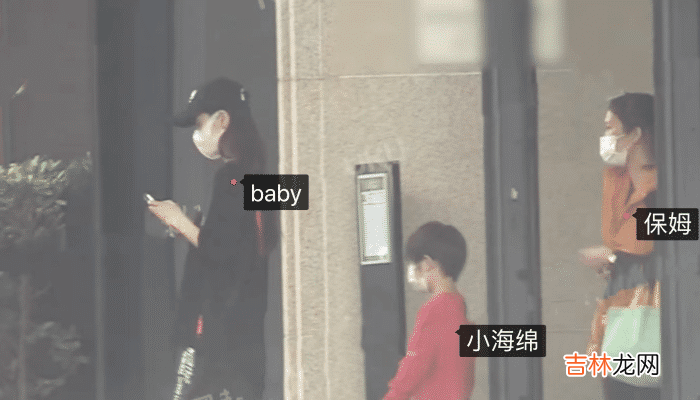 baby带儿子小海绵抓娃娃，头饰不到五块钱，上衣售价两百多超低调