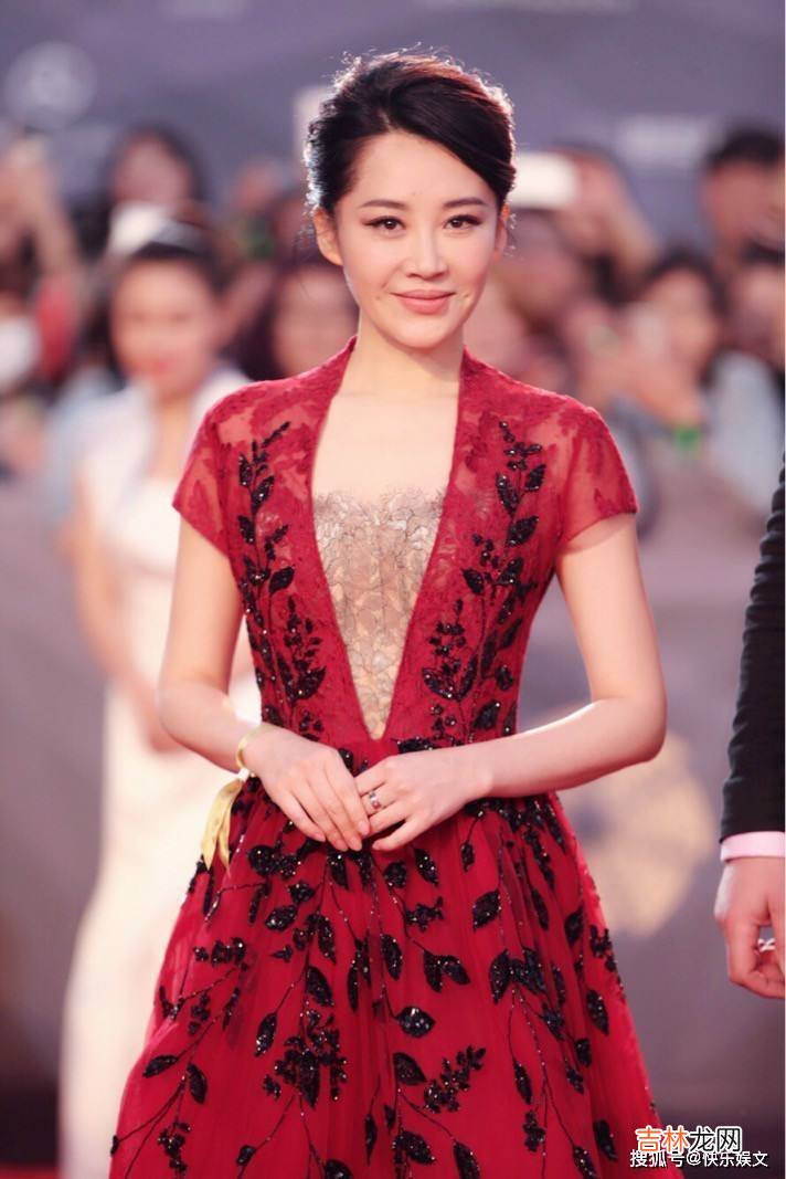 53岁许晴与男友人合影！相处20余年感情深厚，女方笑容甜美可爱