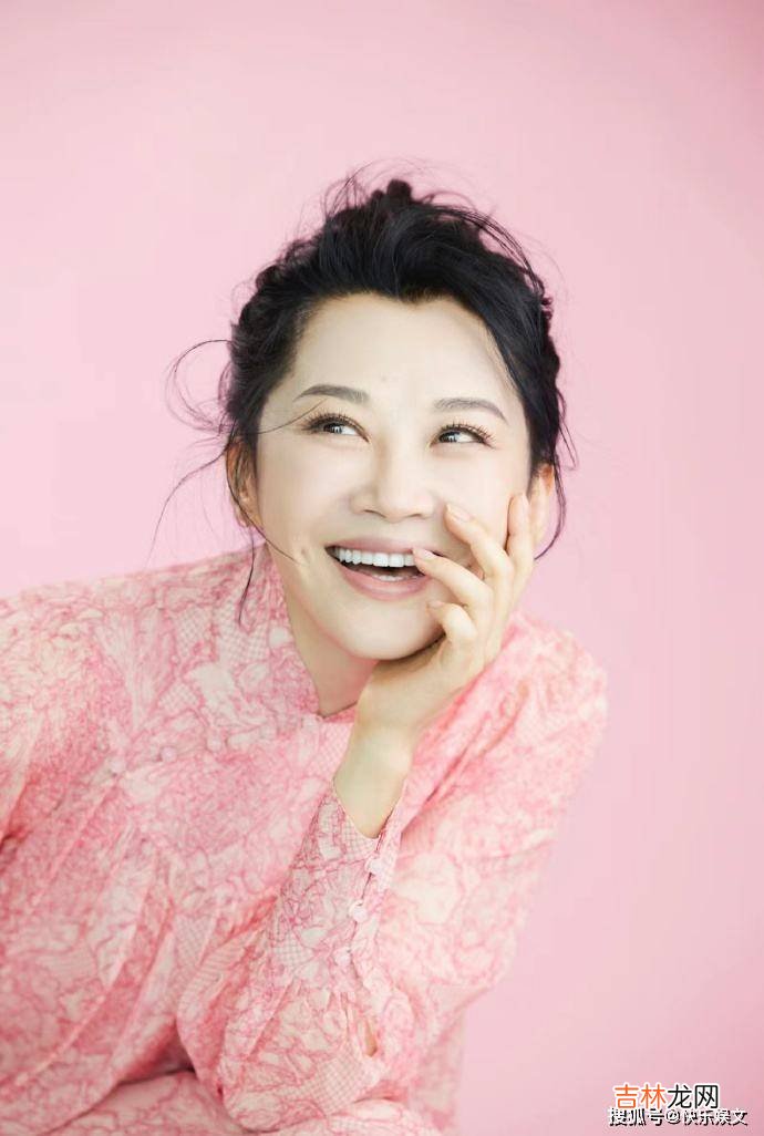 53岁许晴与男友人合影！相处20余年感情深厚，女方笑容甜美可爱