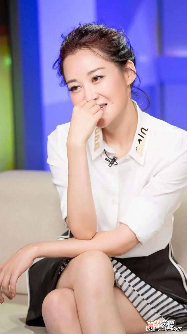 53岁许晴与男友人合影！相处20余年感情深厚，女方笑容甜美可爱