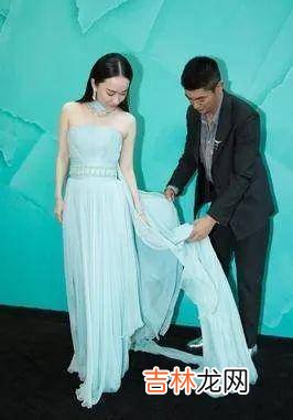 杜江和霍思燕出席活动，夫妻俩全程没有交流，女方竟然摔倒了，男方看不见