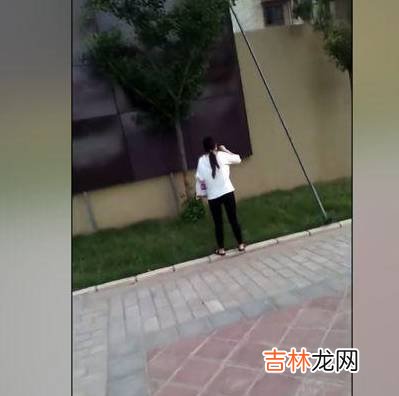 “老婆说自己下楼散步，被老公看到偷吃炸串”孕妇都嘴馋吗？