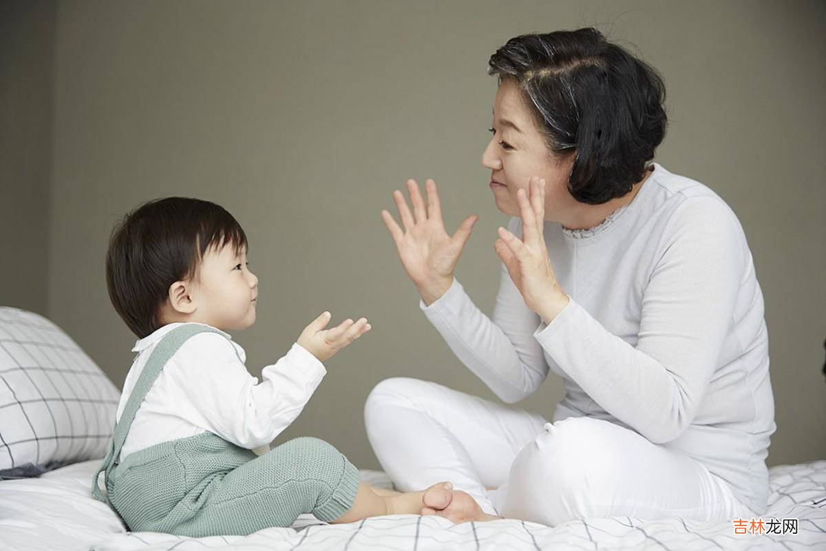 没文化奶奶天天陪孩子玩“打牌”游戏，孩子记忆力好，专注力超群