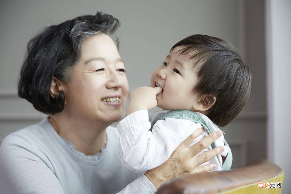 没文化奶奶天天陪孩子玩“打牌”游戏，孩子记忆力好，专注力超群