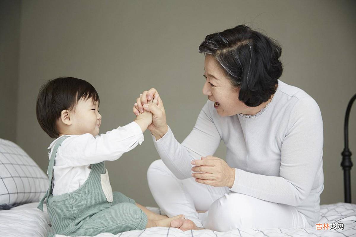 没文化奶奶天天陪孩子玩“打牌”游戏，孩子记忆力好，专注力超群