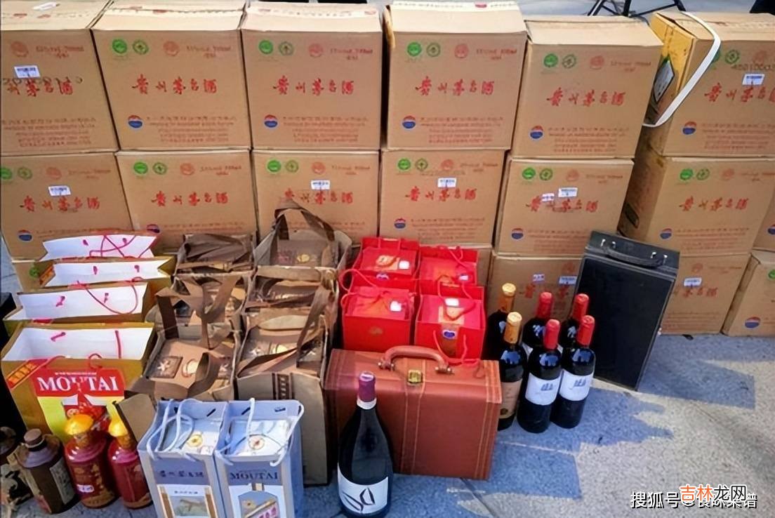 山东老板给老父过寿，精心准备三箱茅台，却被老父砸碎，网友热议