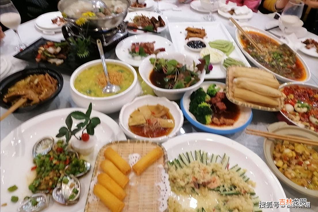 山东老板给老父过寿，精心准备三箱茅台，却被老父砸碎，网友热议