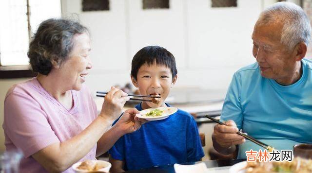 孩子不需要“超载的爱”，家长要学会“爱得适当”，停止溺爱行为