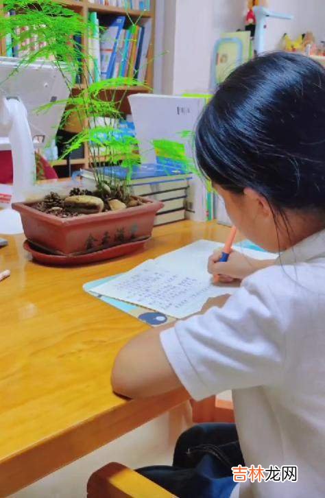 三年级小学生，节前用1晚完成国庆7天作业，网友：别人家的孩子