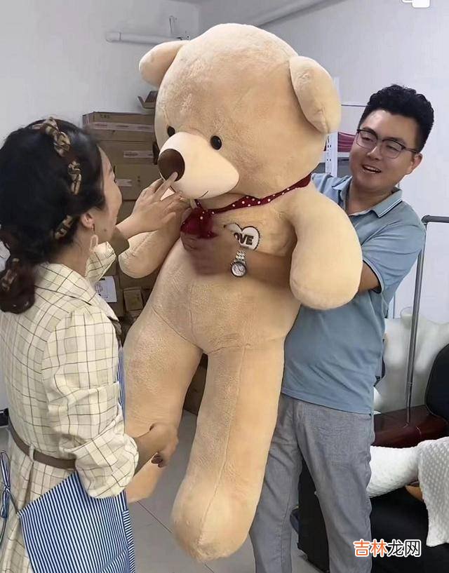 想念儿媳？郭希宽晒全家到北京游玩照片，地址显露出是库存旧照