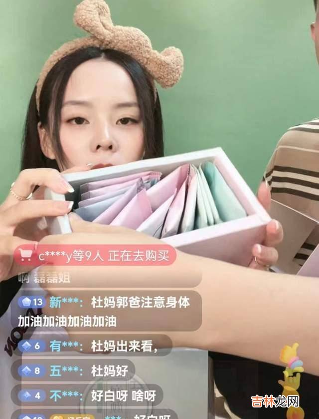 想念儿媳？郭希宽晒全家到北京游玩照片，地址显露出是库存旧照