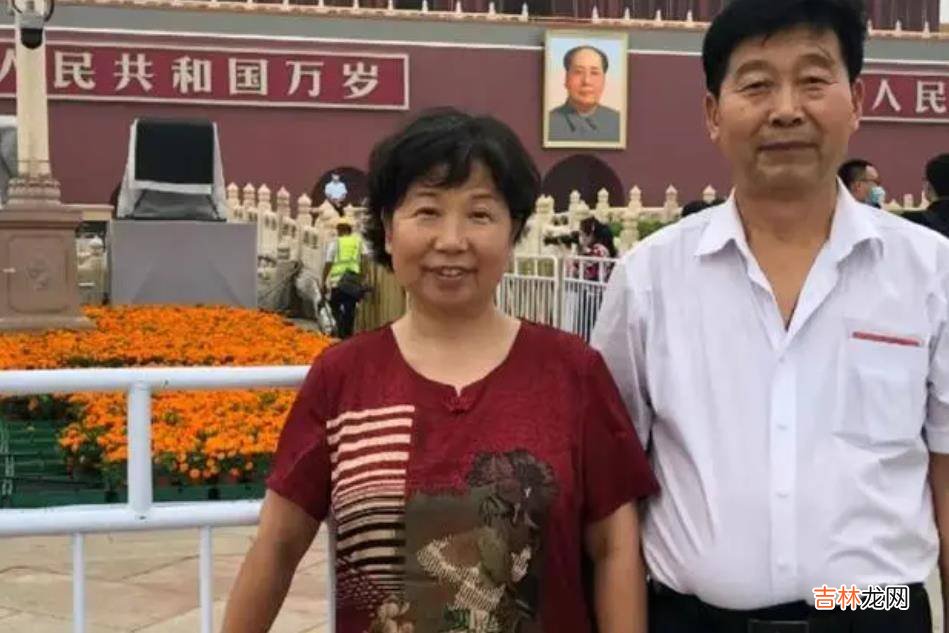 想念儿媳？郭希宽晒全家到北京游玩照片，地址显露出是库存旧照