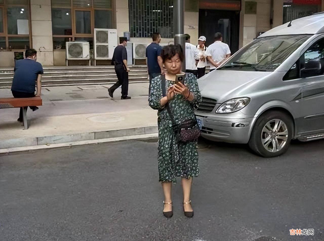 想念儿媳？郭希宽晒全家到北京游玩照片，地址显露出是库存旧照