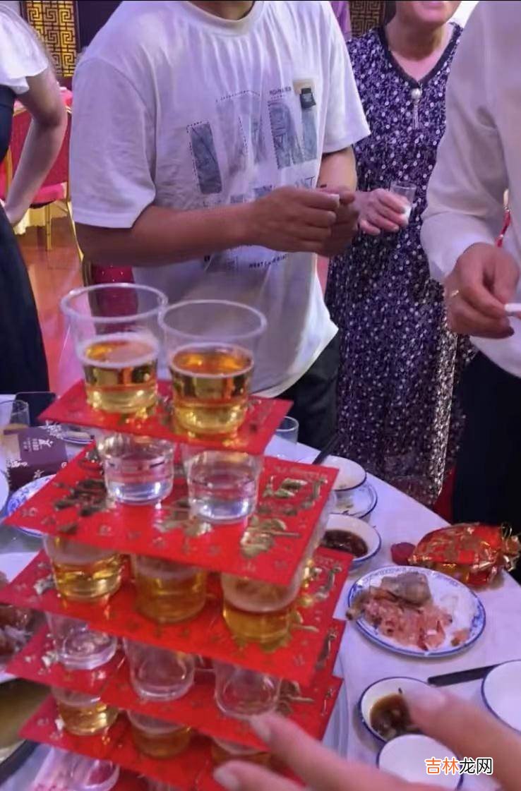 婚礼现场新郎被灌酒，新娘心疼将酒端走，随后丈母娘一个举动亮了