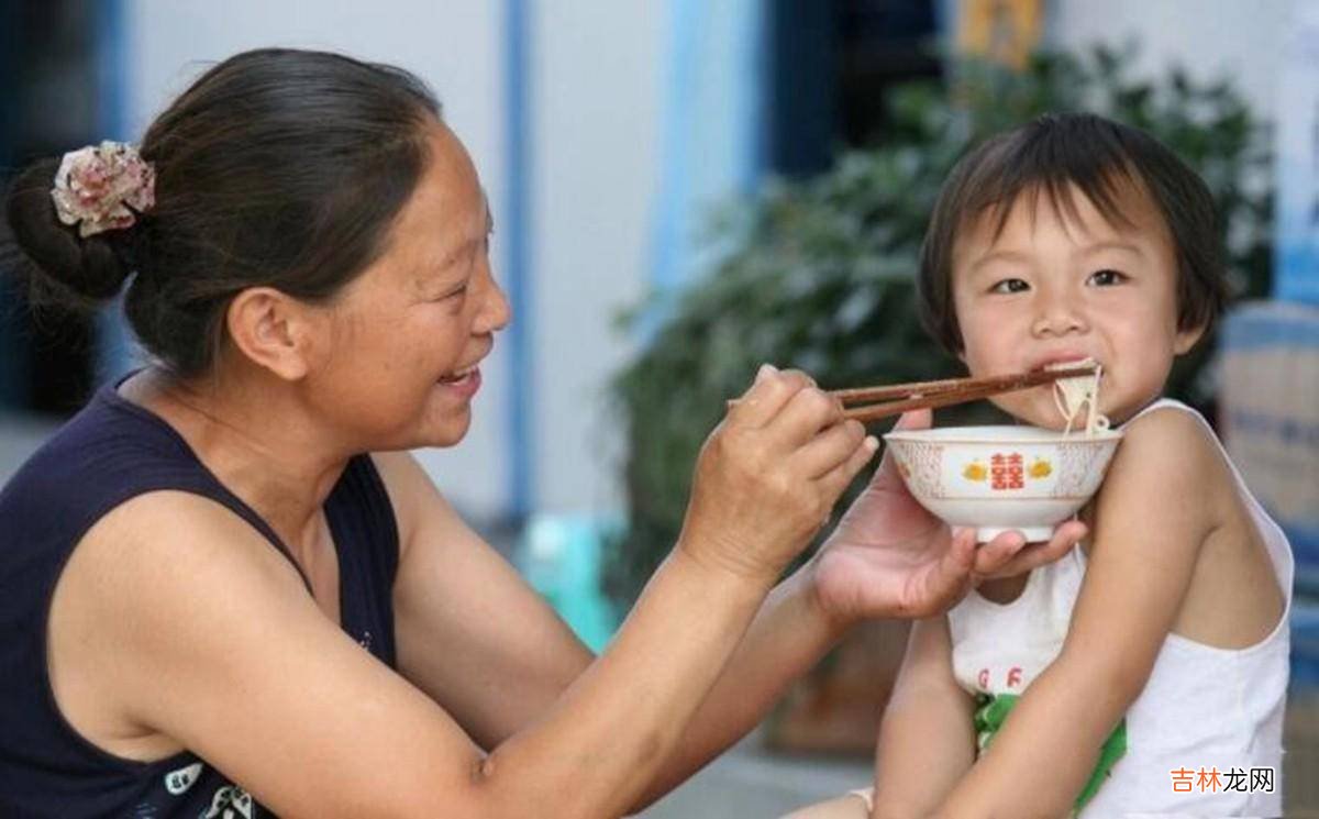纵容孩子错误的饮食习惯，小心影响孩子的口腔发育，让孩子说话晚