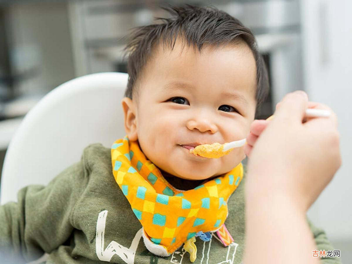 纵容孩子错误的饮食习惯，小心影响孩子的口腔发育，让孩子说话晚