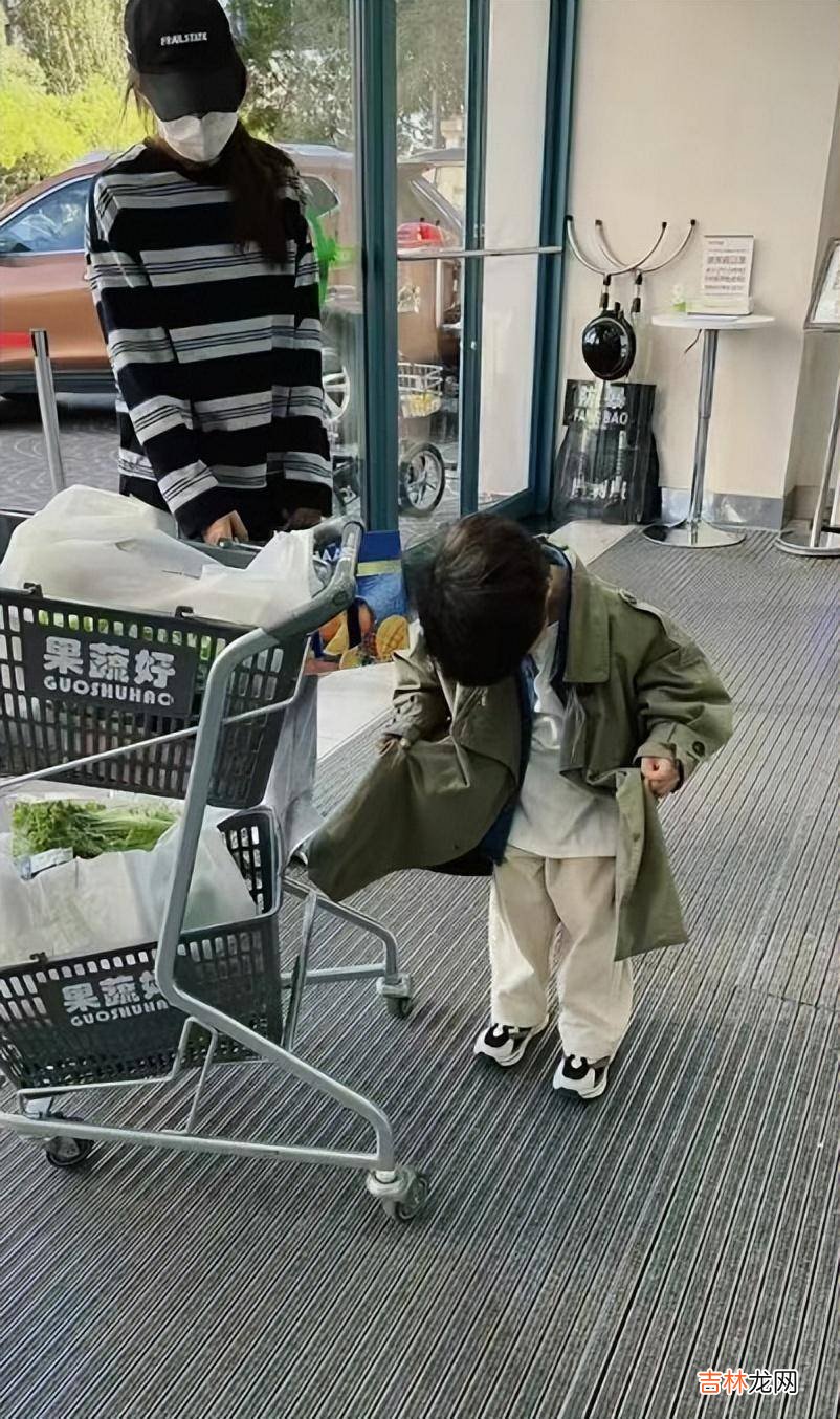 姜潮重阳节晒儿子，3岁丹尼尔请伙伴做客，精心打扮去买菜好可爱